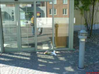Protest med t&auml;nda ljus utanf&ouml;r f&ouml;rs&auml;kringskassans kontor